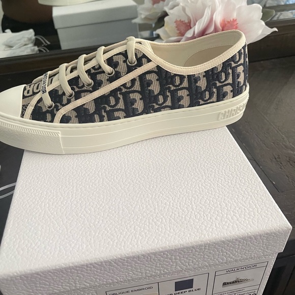 Brand new sneakers  size 9 in men with bag included - Picture 2 of 6